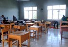 Sambut Tatap Muka Terbatas, Kaur TU Semangati CS Bersihkan Ruang Kelas