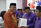Salah Satu Guru MTsN 1 Kota Terima Satya Lencana