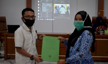 Azis Serahkan Petikan SK Kepada Sejumlah Guru yang Baru Dilantik