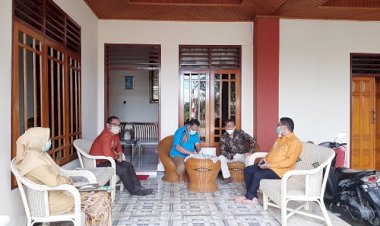 Kaur TU MTsN 1 Kota Sambangi Kediaman Ketua Komite Madrasah