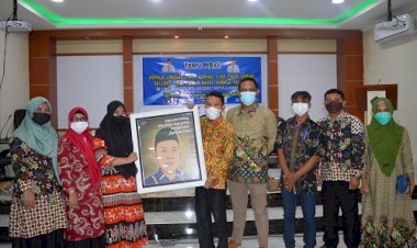 Staf Tata Usaha MTsN 1 Kota yang Beralih Tugas Terima Cenderamata