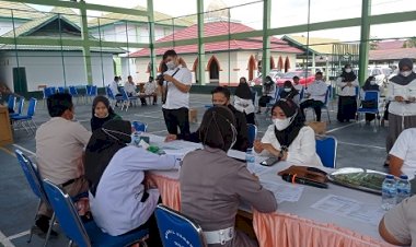 Sejumlah Siswa dan Guru MTsN 1 Kota Lakukan Vaksin Covid-19