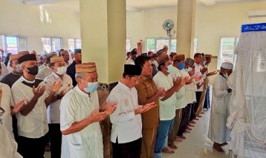 Sejumlah Warga MTsN 1 Kota Shalat Ghaib Bersama Masyarakat Sekitar