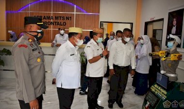 Selain Tinjau Vaksinasi di Madrasah, Kakanwil Sempatkan Diri Melihat Langsung Kebolehan Robot Hasil Karya Siswa MTsN 1 Kota