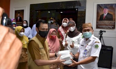 Civitas Akademik MTsN 1 Kota Mendapat Bantuan Masker Medis dari Wawali
