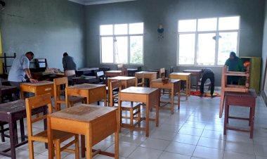 Sambut Tatap Muka Terbatas, Kaur TU Semangati CS Bersihkan Ruang Kelas