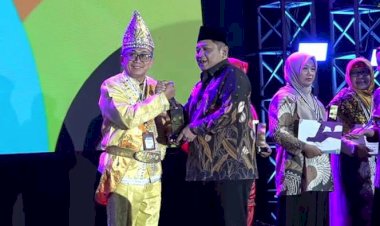 Kamad MTsN 1 Kota Gorontalo Dianugerahi Sebagai Kepala Madrasah Berprestasi