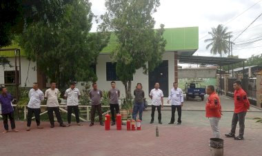 Tendik MTsN 1 Kota dibekali cara menggunakan APAR