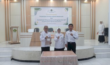 Karjianto bersama Kepala Madrasah Negeri Lainnya Menandatangani Perkin