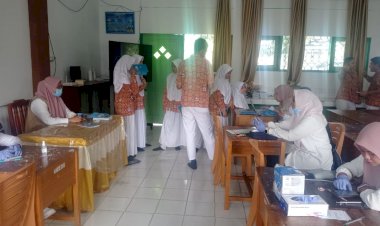 Pemeriksaan Kesehatan Berkala oleh Tim Kesehatan Puskesmas Siptana di MTsN 1 Kota Gorontalo