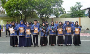 Guru MTsN 1 Kota Gorontalo Memasuki Masa Purna Tugas, SK Pensiun Diserahkan Saat Apel KORPRI