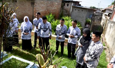 Usai Upacara Hari Guru Nasional, Civitas Akademika MTsN 1 Kota Gorontalo Lakukan Ziarah Makam Para Guru