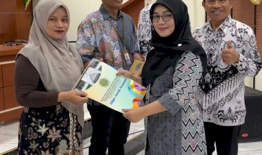 Kepala Madrasah Beri Penghargaan kepada Guru dan Tenaga Kependidikan di Momen Hari Guru