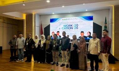 MTsN 1 Kota Gorontalo Serahkan Cenderamata kepada Guru Purna Bakti dan Tenaga Kependidikan yang Beralih Tugas