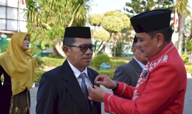 Kepala MTsN 1 Kota Gorontalo Terima Satyalancana Karya Satya 30 Tahun