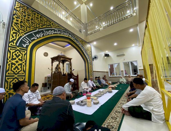 MTsN 1 Kota Gorontalo Gelar Doa Maulid Nabi Secara Tradisional di Masjid Seribu Rupiah