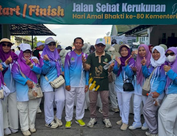 Civitas Akademika MTsN 1 Kota Gorontalo Ikuti Jalan Sehat Kerukunan HAB ke-80 Kemenag RI
