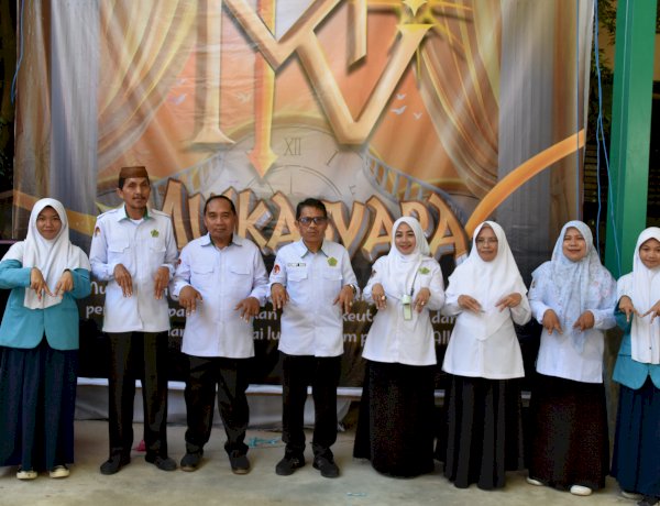 Kepala MTsN 1 Kota Gorontalo Launching Angkatan Kelas IX “MULKASVARA”