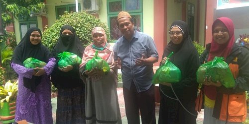 MTsN 1 Kota Bagikan Sejumlah Sembako Kepada GBPNS