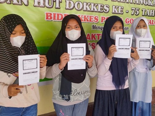 Kepala MTsN 1 Kota Berikan Apresiasi Kepada Tiga Siswanya Lakukan Vaksin C-19