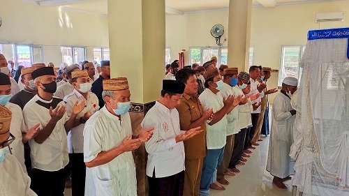 Sejumlah Warga MTsN 1 Kota Shalat Ghaib Bersama Masyarakat Sekitar