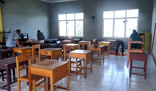 Sambut Tatap Muka Terbatas, Kaur TU Semangati CS Bersihkan Ruang Kelas