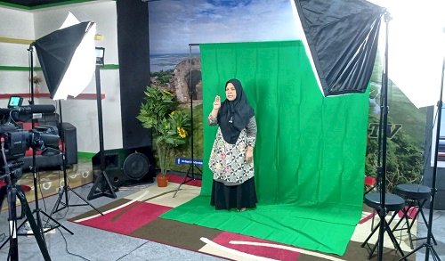 Yuni: Mengajar Lewat Studio Pembelajaran MTsN 1 GOTV Seperti Memberikan Pelajaran Tatap Muka Kepada Siswa