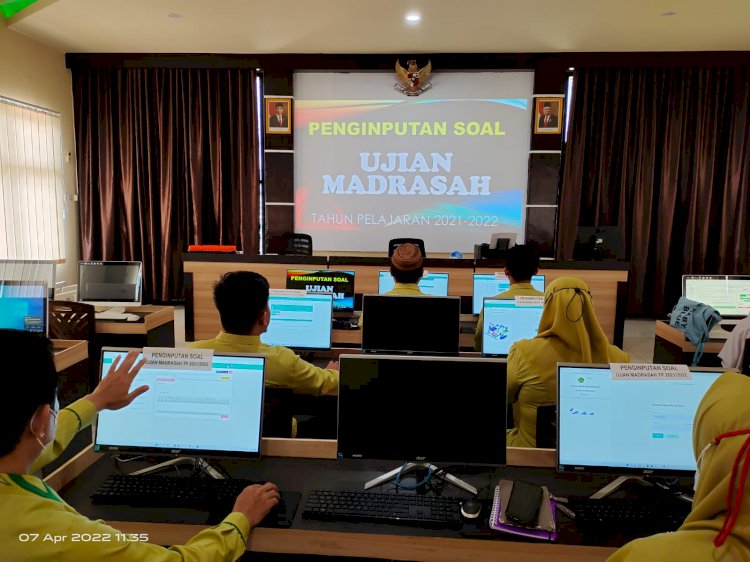 Panitia UAM MTsN 1 Kota Fasilitasi Guru Penyusun Soal dengan Komputer dan Jaringan Internet