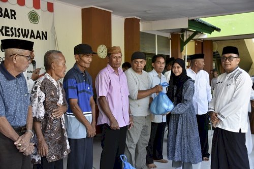 Awali Bulan Ramadhan 1444H/2023M, Civitas MTsN 1 Kota Bagikan Sejumlah Paket Sembako