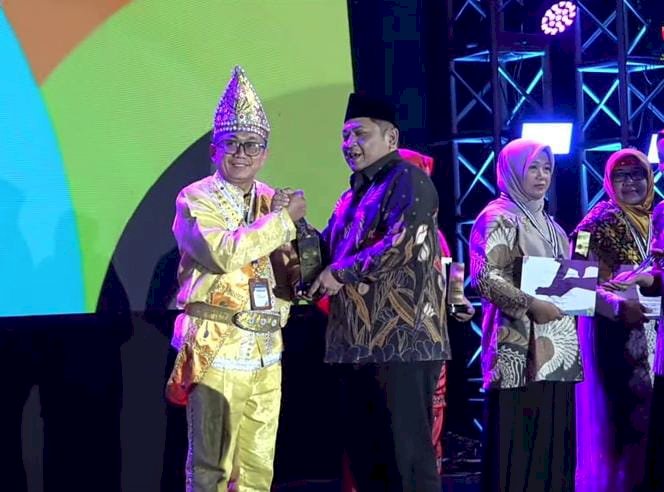 Kamad MTsN 1 Kota Gorontalo Dianugerahi Sebagai Kepala Madrasah Berprestasi