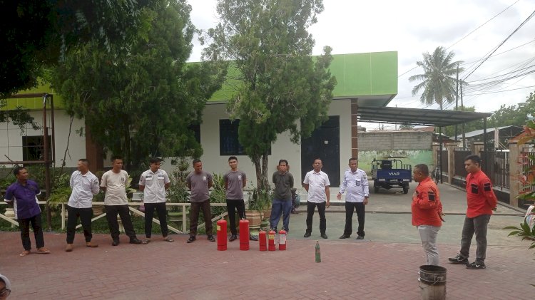 Tendik MTsN 1 Kota dibekali cara menggunakan APAR