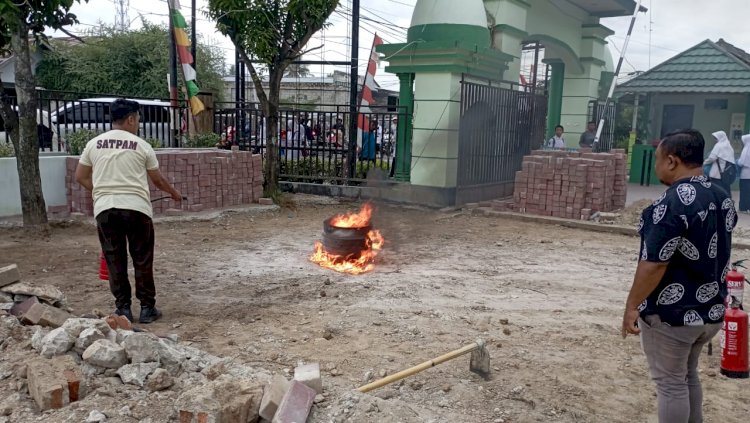 SATPAM MTsN 1 Kota dibekali  cara menggunakan APAR