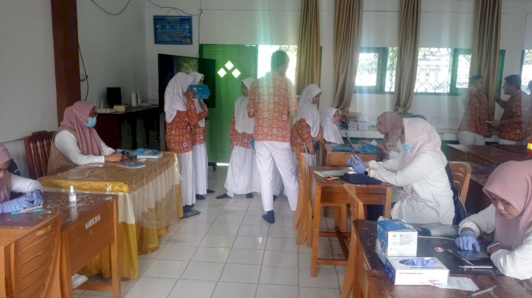 Pemeriksaan Kesehatan Berkala oleh Tim Kesehatan Puskesmas Siptana di MTsN 1 Kota Gorontalo