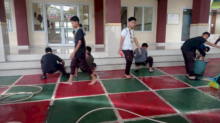 Jelang Ramadhan, Organisasi Pramuka Manfaatkan dengan Bersih Bersih Masjid