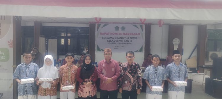 Komite Beri Apresiasi Kepada siswa Penghafal Al Quran selama libur sekolah