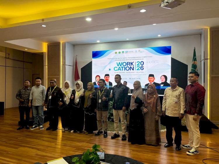 MTsN 1 Kota Gorontalo Serahkan Cenderamata kepada Guru Purna Bakti dan Tenaga Kependidikan yang Beralih Tugas