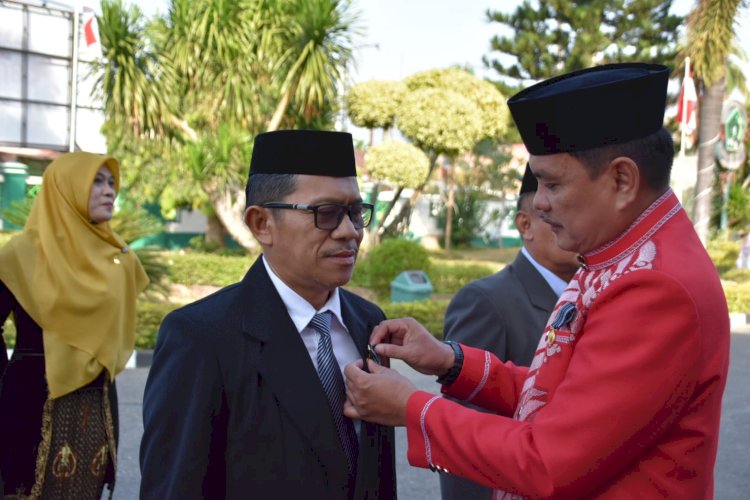 Kepala MTsN 1 Kota Gorontalo Terima Satyalancana Karya Satya 30 Tahun